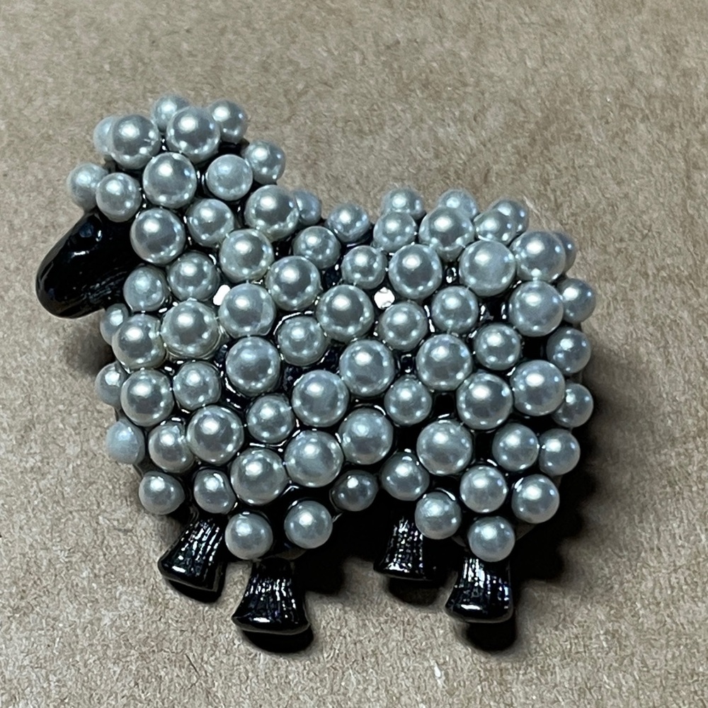Pearl Beaded Sheep Brooch - Black & pearl White